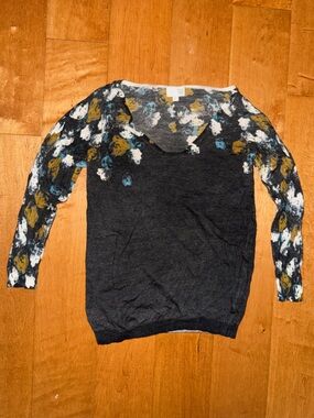 TSE 100% Cashmere Gray V Neck Sweater with Blue, White, Yellow Pattern